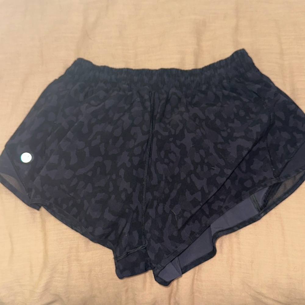 LULU LEMON HOTTY HOT SHORTS 2.5